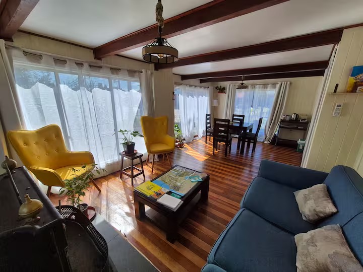Sala de estar del coliving Valdivia publicada en Airbnb